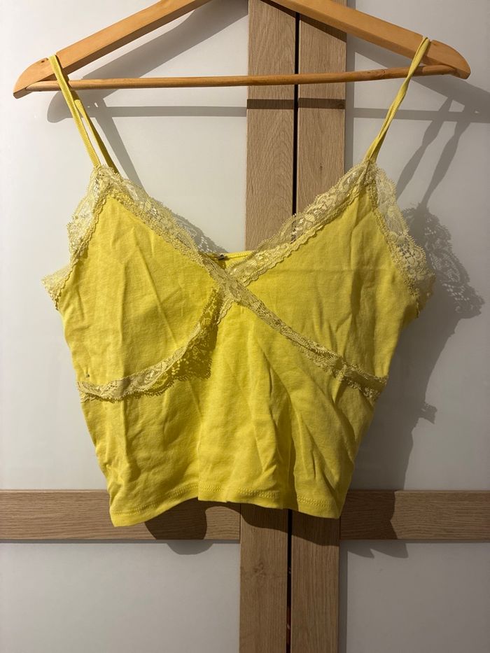 Top jaune
