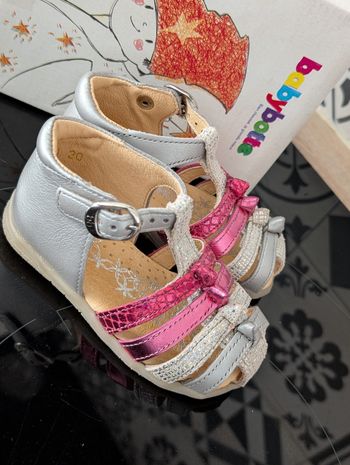 Sandales d'été tout cuir fille. Idéal premier pas. Taille 20. Neuf.