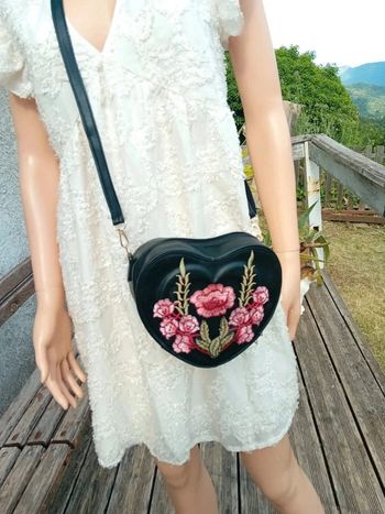 Sac à bandoulière cœur roses brodées