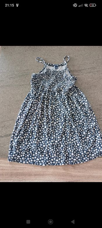 Vends lot de 2 jolie robes 👗 en très bon état 