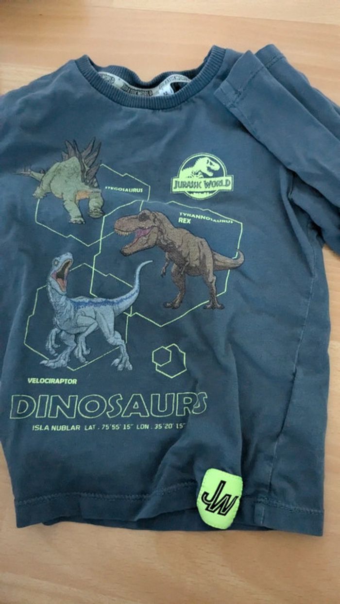 T-shirt 4 ans Jurassic world T-Rex vélociraptor stégosaure - photo numéro 3
