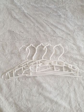 Lot de 5 cintres en plastique blanc