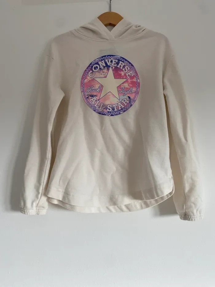 Sweat fin à capuche.