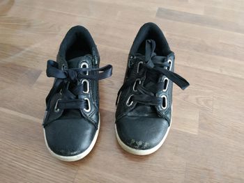 Basket fille noire pointure environ 28