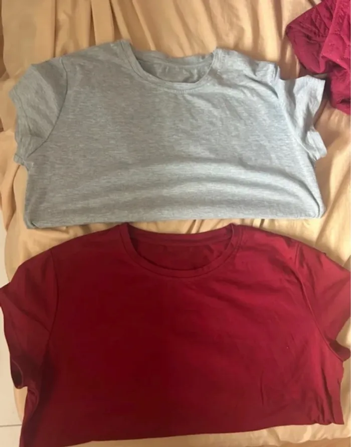 Lot de deux t shirt basique taille XL / 42 neuf