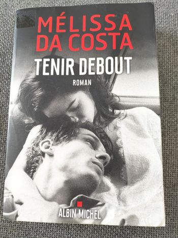 Livre : tenir debout - Mélissa Da Costa
