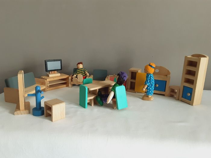 Petits meubles en bois pour maison de poupée