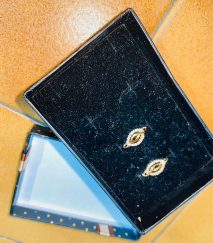 Belle paire de boucle d'oreille couleur doré et strass neuves - photo numéro 2