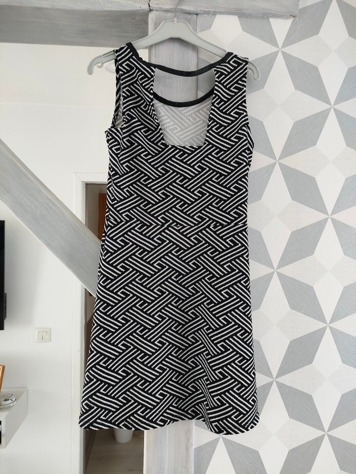 Robe noire et blanche - photo numéro 2