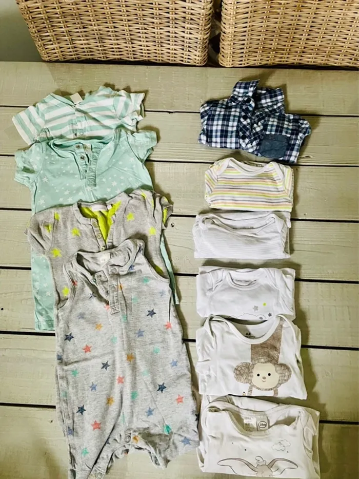 Lot bodies/barboteuses 9 mois