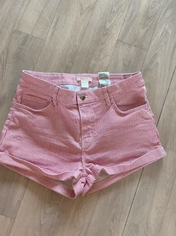 Short à fines rayures
