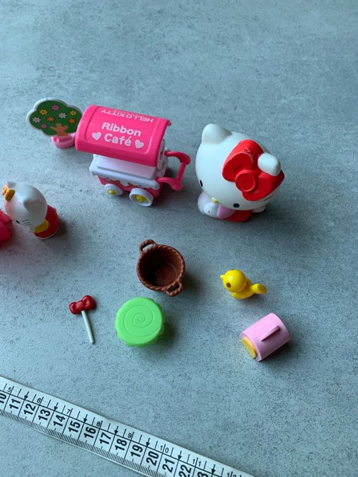 Lot jouet hello kitty marchande avec terrasse sucette figurine arbre panier etc - photo numéro 2