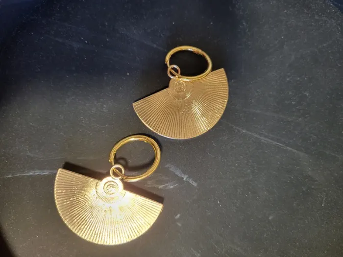 Boucles d'oreilles neuves acier inoxydable doré en forme d'éventail - photo numéro 2
