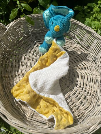 Doudou en crochet Tricératops