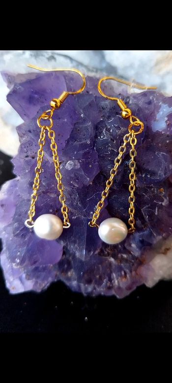 Boucles d'oreilles en plaqué or et perles naturelles.