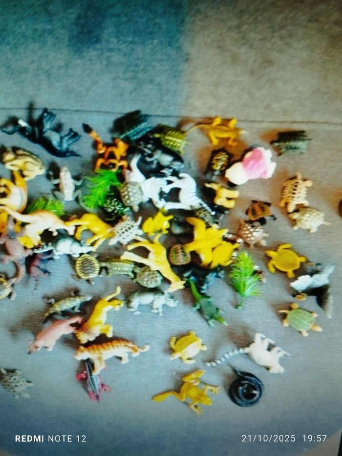 64 Figurines animaux
