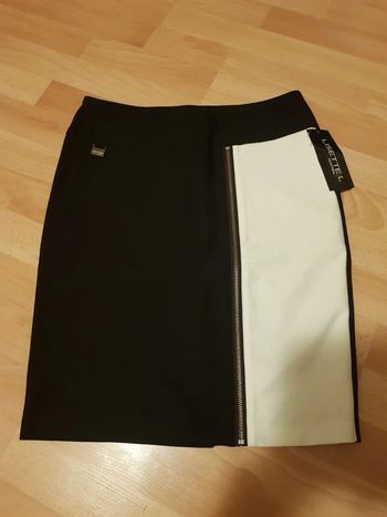 Tres belle jupe neuve taille 38