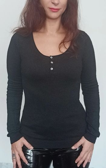 Pull fin noir décolleté arrondi taille 1