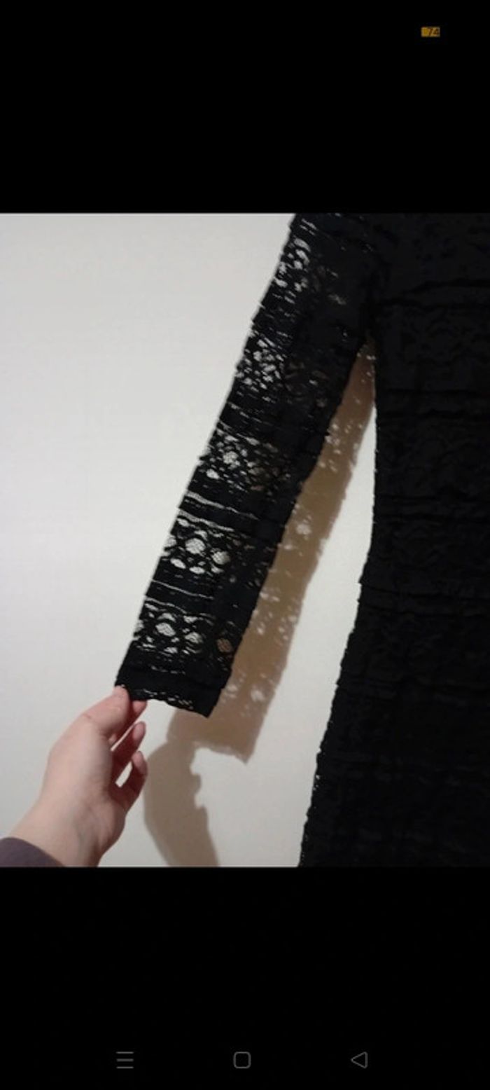 Robe noire moulante en dentelle avec manches ajourées - photo numéro 3