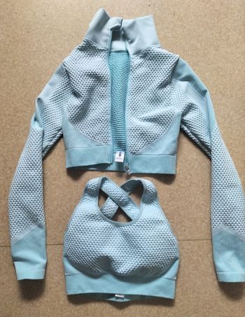 Veste et brassière de sport