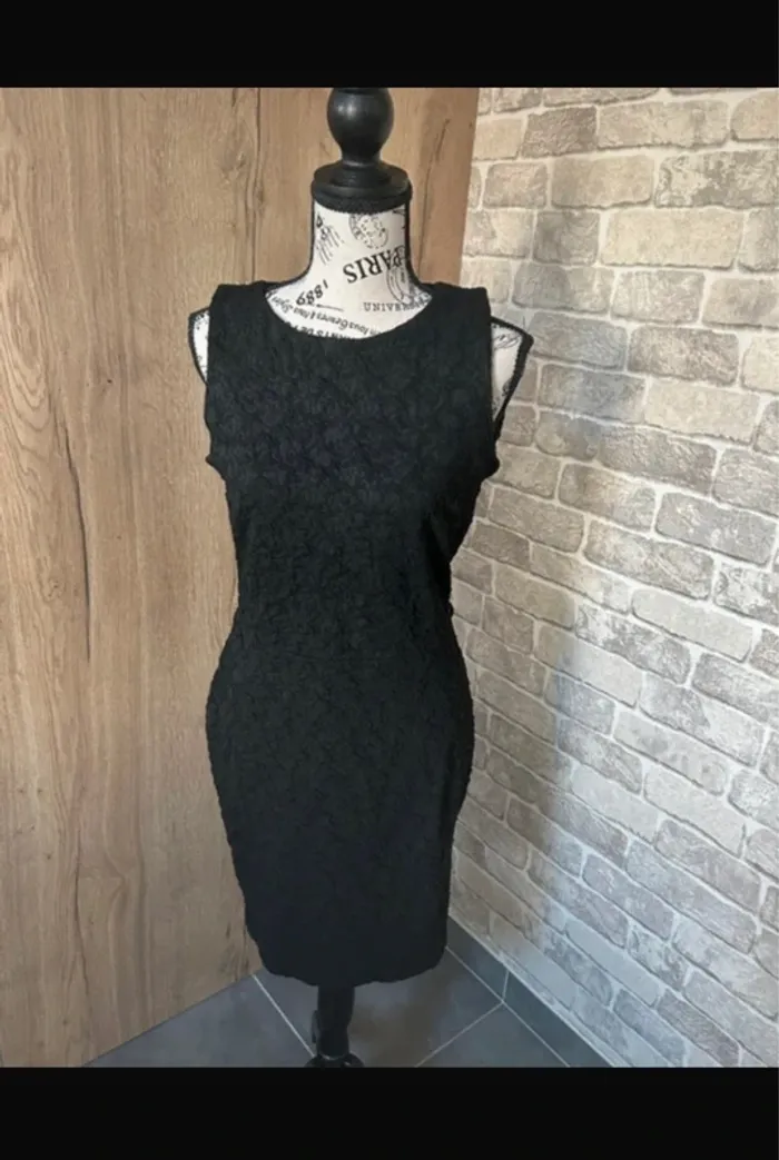 Robe noire avec motif en relief léger taille 36 - photo numéro 6