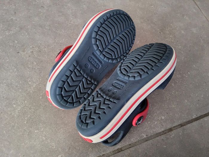 Sandales Crocs rouge et bleu marine C8 (24-25) - photo numéro 2