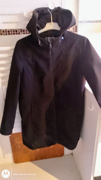 manteau noir capuche et zip