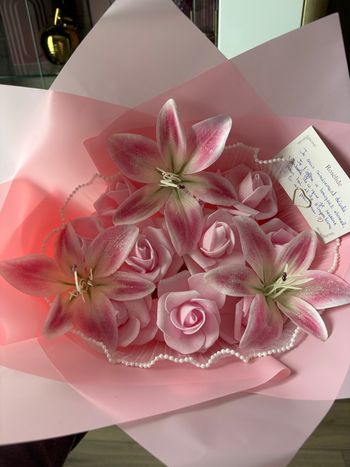 Bouquet de 10 roses et 3 lys 