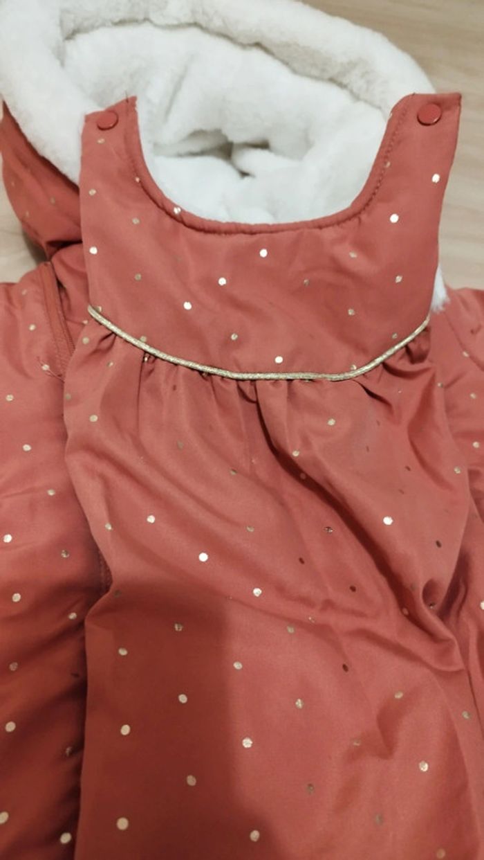 Combinaison bébé fille 6 mois. chaude et très pratique .gants intégrés. Neuve sans étiquette - photo numéro 3