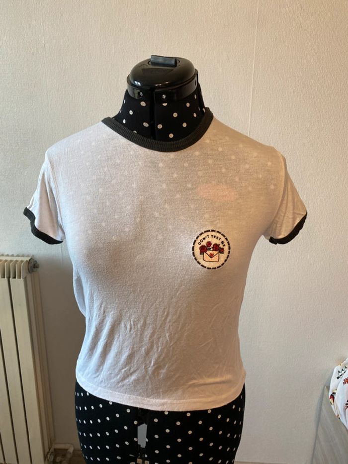 T-shirt blanc et noir avec broderie Pull and Bear taille S