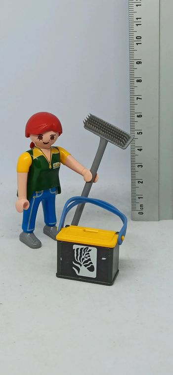 Femme soigneuse de zoo avec bac et balai playmobil