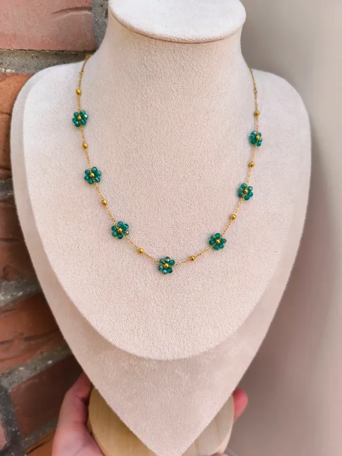 Collier doré avec fleurs marguerites vertes - photo numéro 6