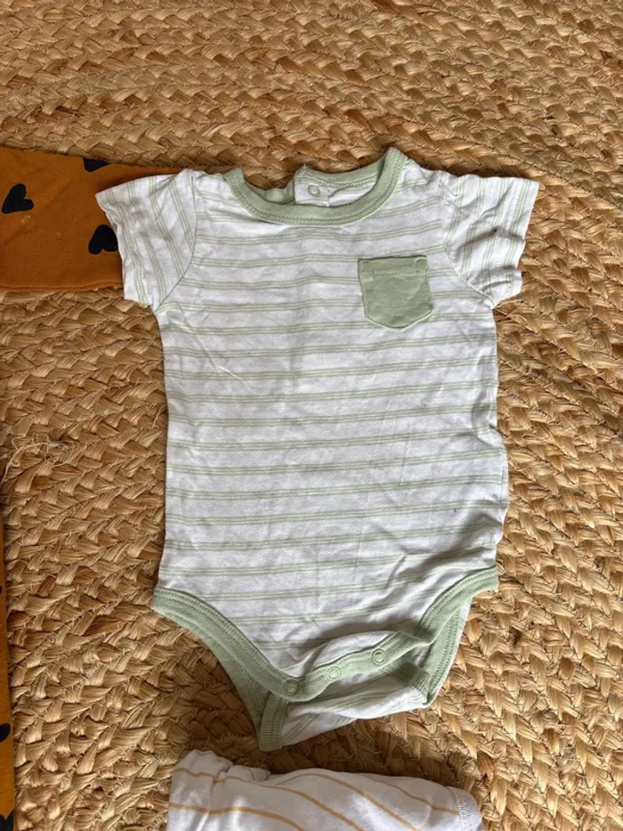Lot de bodies et pyjamas - 3 mois - excellent état - photo numéro 14