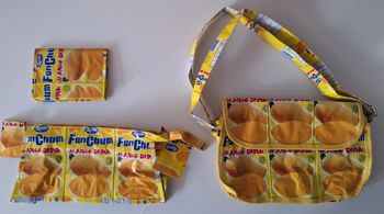 Lot sac à bandoulière, trousse de toilette et portefeuille en plastique recyclé