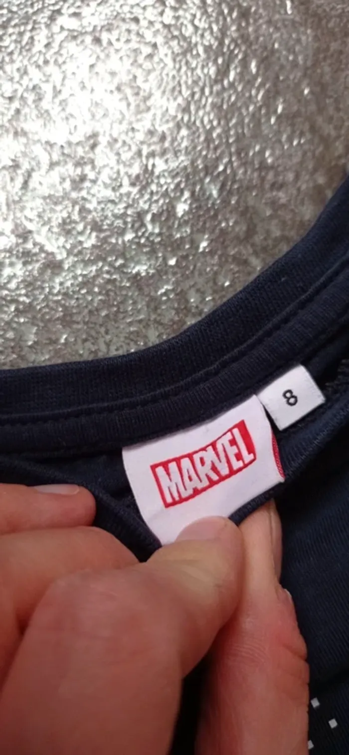 T-shirt Marvel taille 8 ans mais taille petit 
Bon état, les couleurs des motifs sont abîmés - photo numéro 6