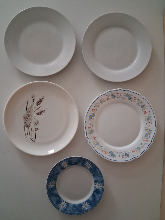 Lot de 4 assiettes à dessert et une sous-tasse - photo numéro 1