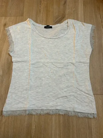 T-shirt gris avec détails en dentelle