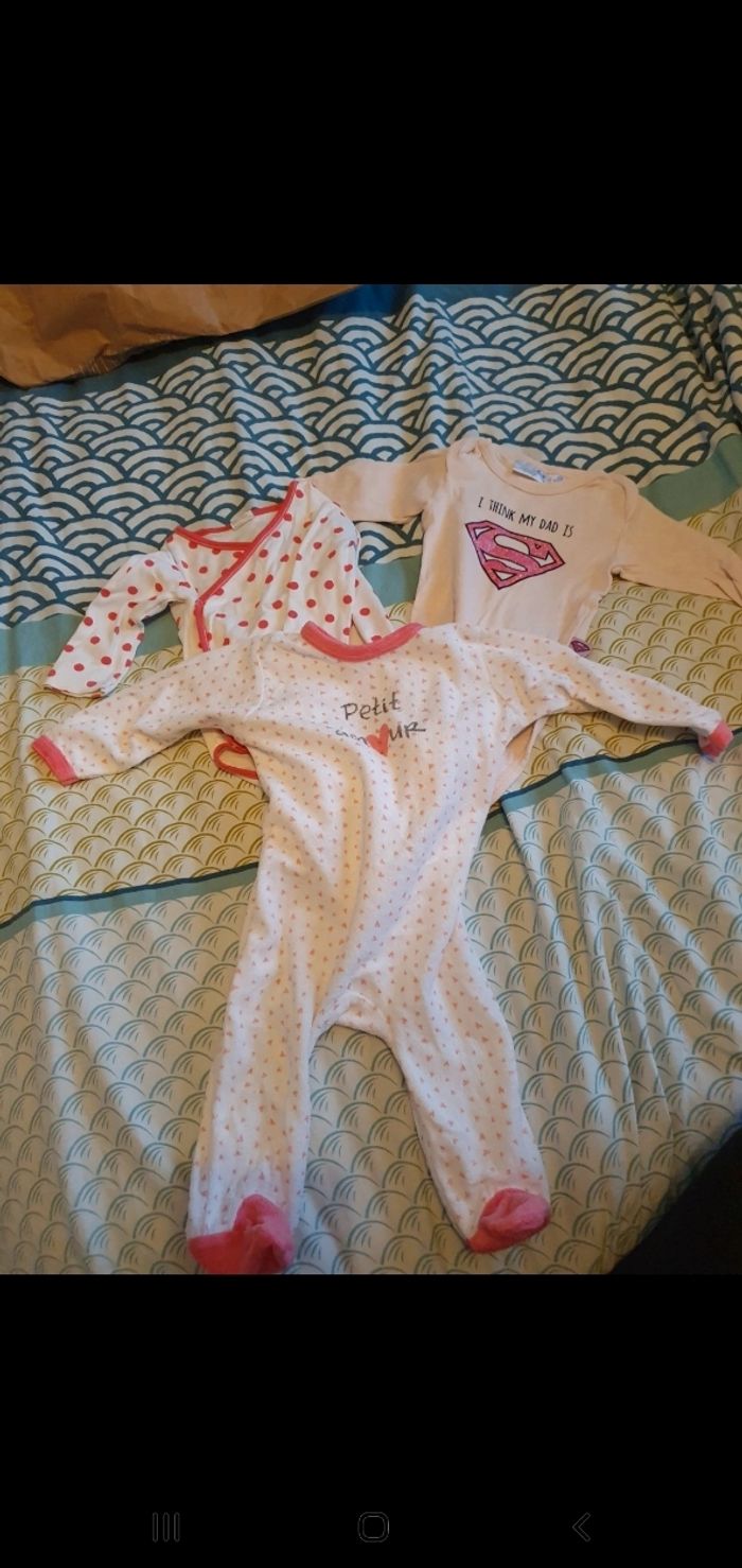 2 bodys manches longues + 1 Pyjama 6 mois