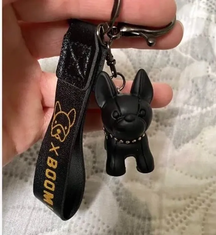 porte clés bouledogue chien noir et doré
