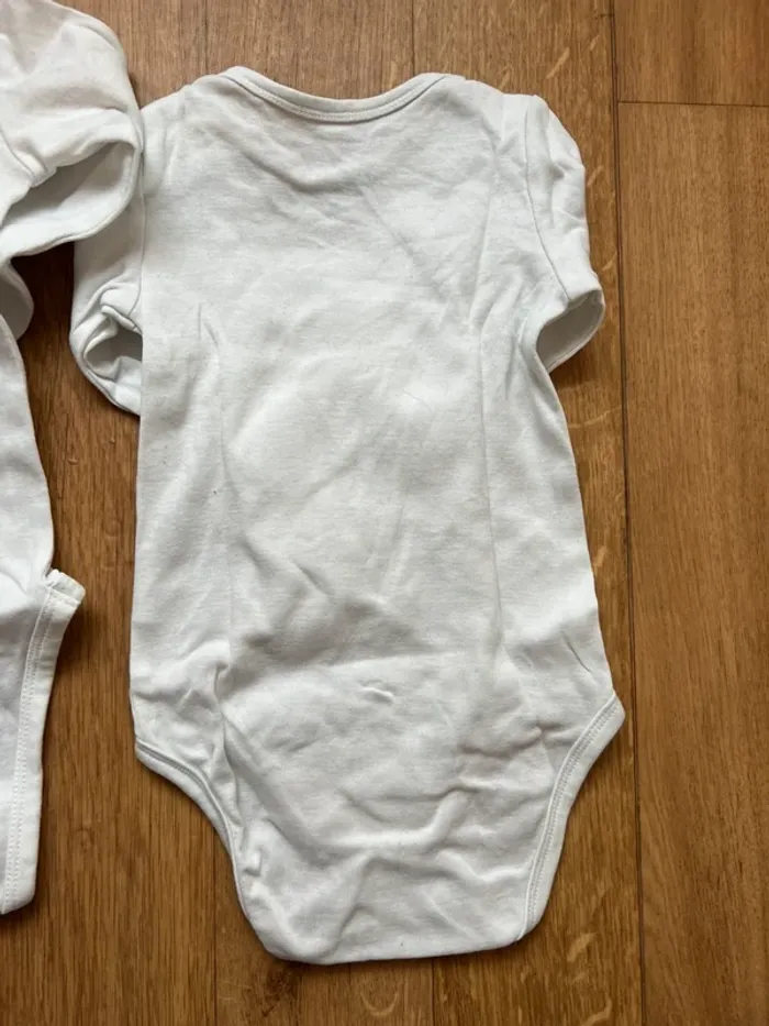 Lot de deux bodys blancs 12 M - photo numéro 6