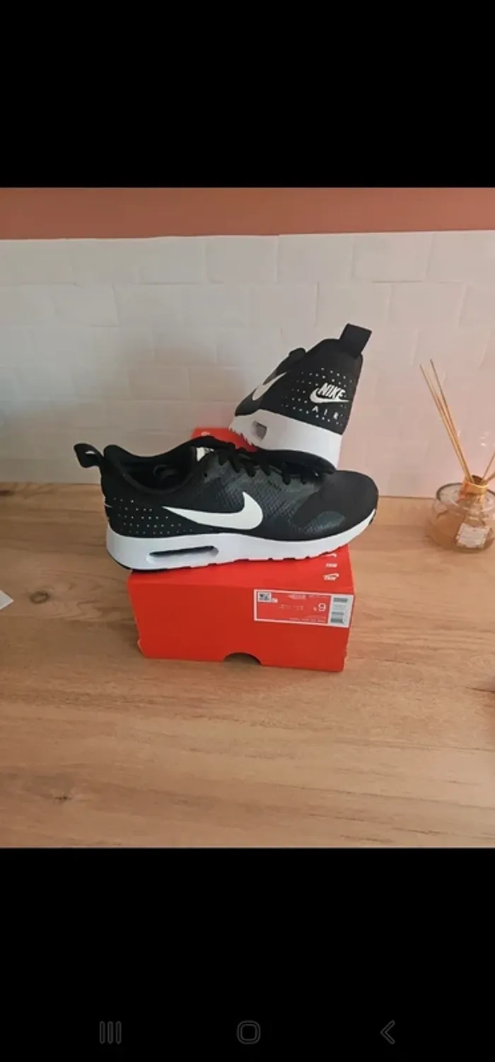 Nike air max tavas noir et blanche pointure 39 homme ou femme mixte neuve