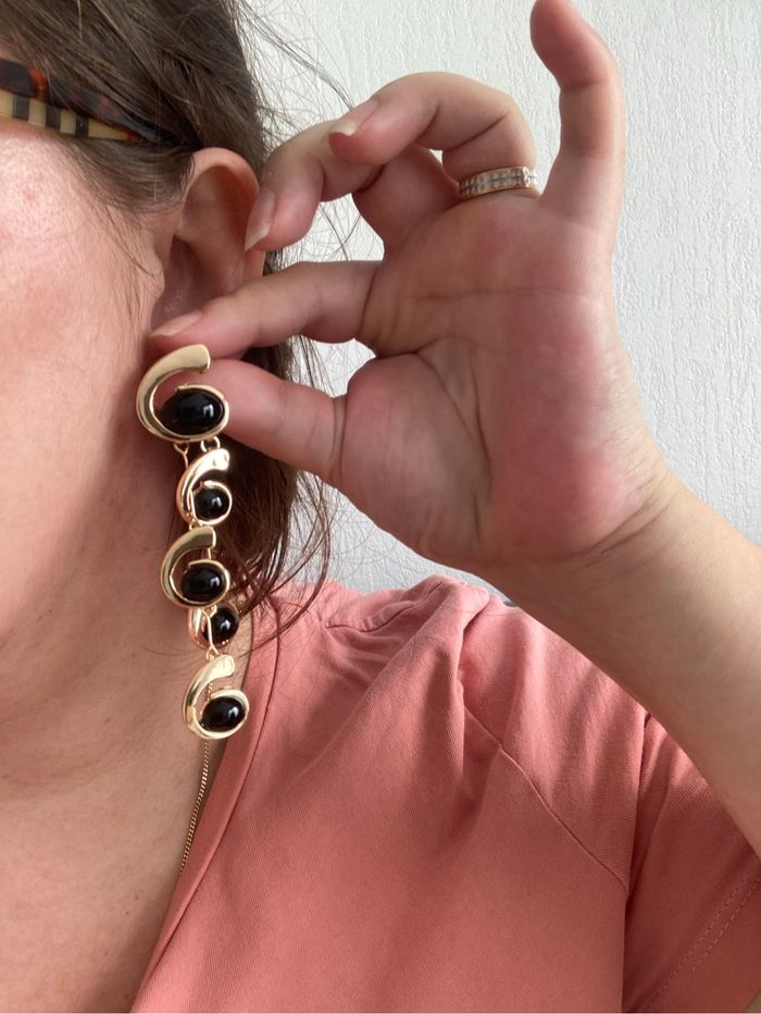 Belles boucles d’oreilles pendantes NEUVES pour femme couleurs doré et noir - photo numéro 2