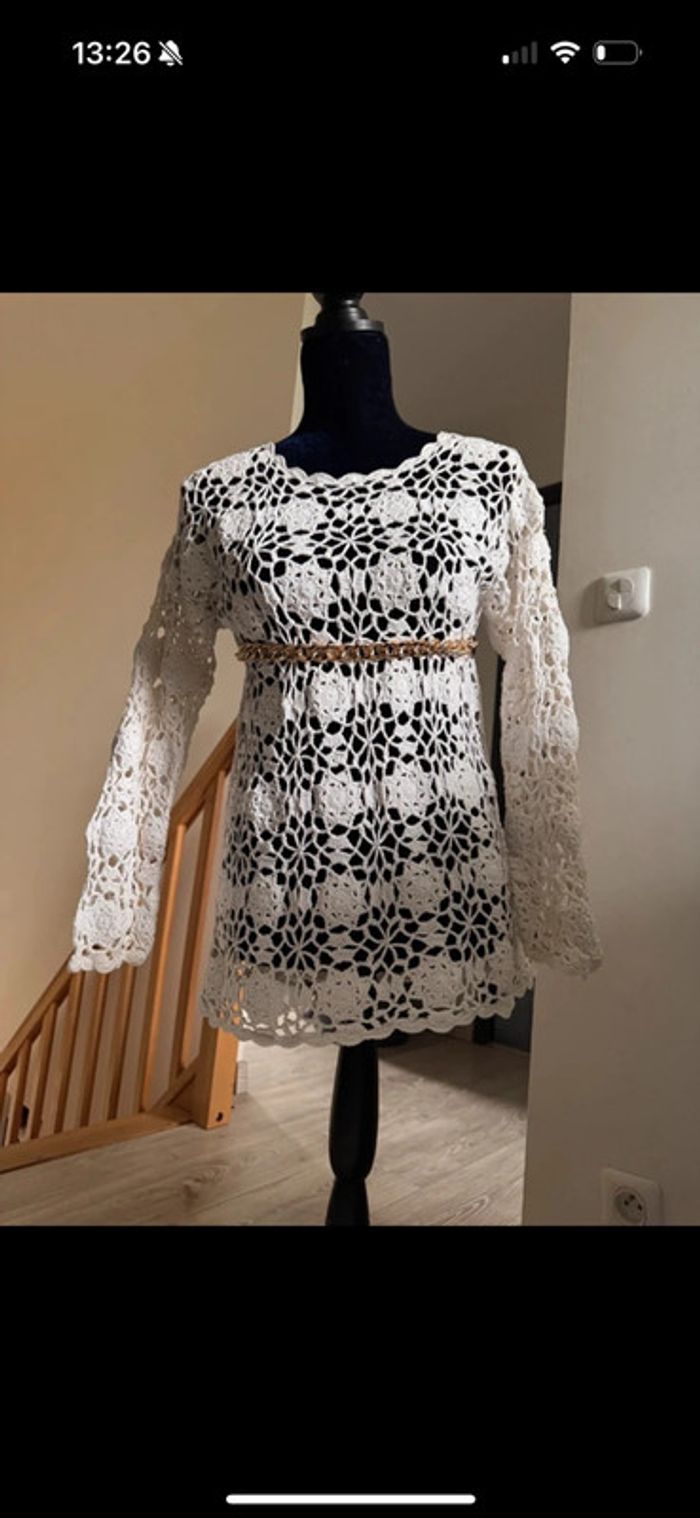 Très joli haut à trou