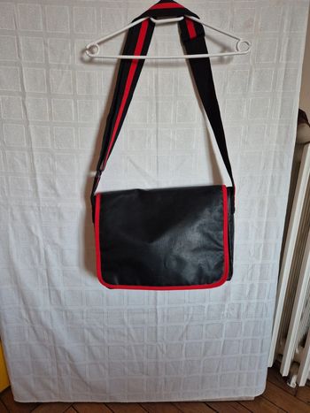 Sac noir et rouge Hugo Boss