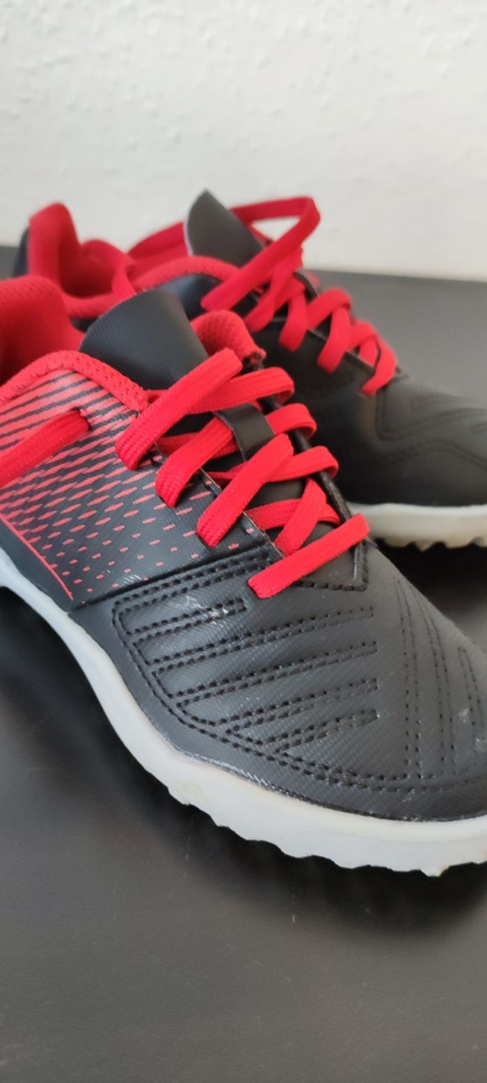 Chaussures de foot Kipsta noires et rouges pointure 28 - photo numéro 4