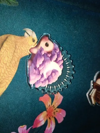 Broche hérisson lune association acrylique