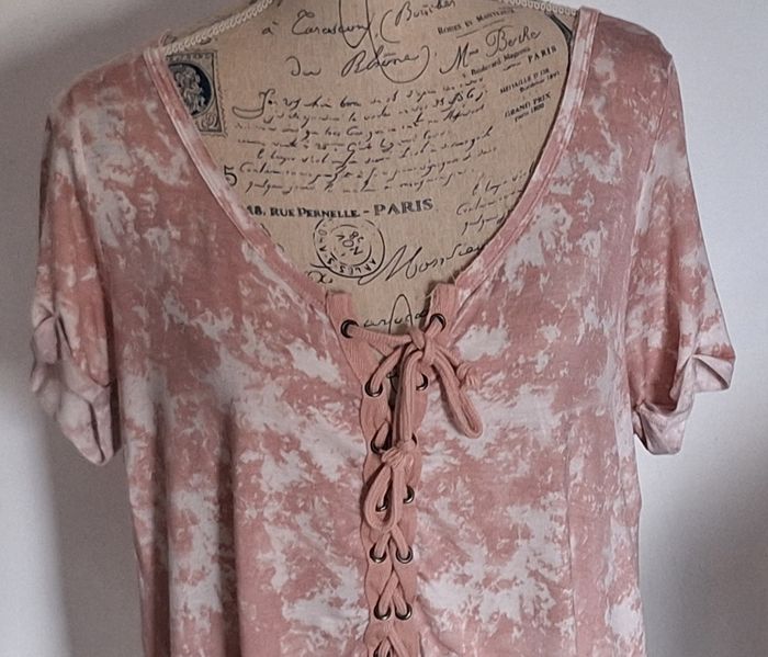 Tee-shirt fluide original rose et blanc tout lacé devant - photo numéro 2