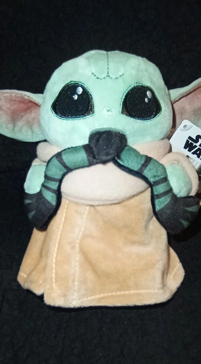 Belle Peluche Rare et Neuve Bébé Yoda Stars Wars grenouille Sorgan Disney Officiel - photo numéro 2