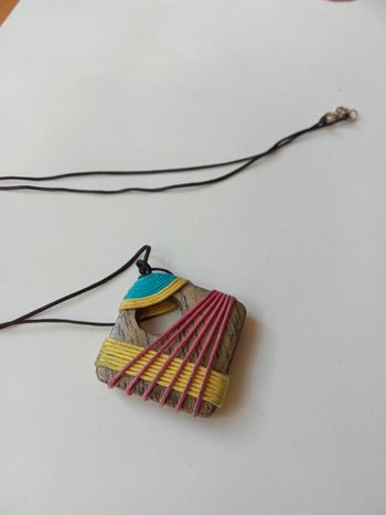 Collier pendentif ethnique coloré