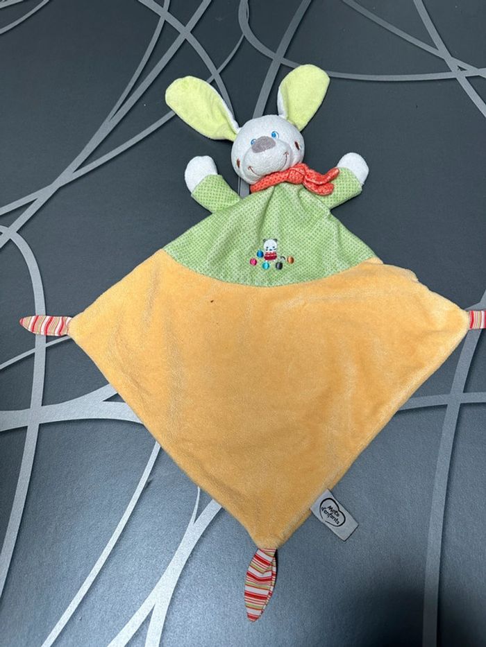 Doudou plat lapin vert et jaune mots d'enfants